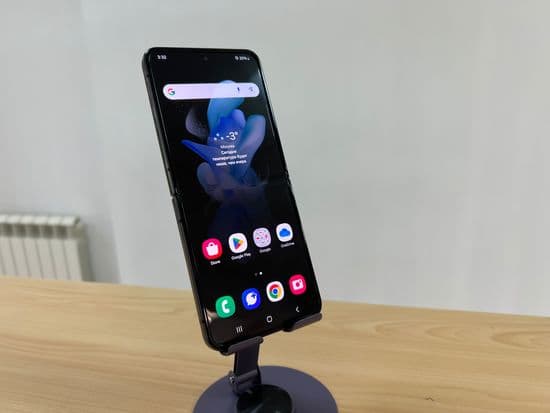 Фото 1: Samsung Galaxy Z Flip4 8/128GB по адресу г.Н.Тагил, ул.Металлургов,58а