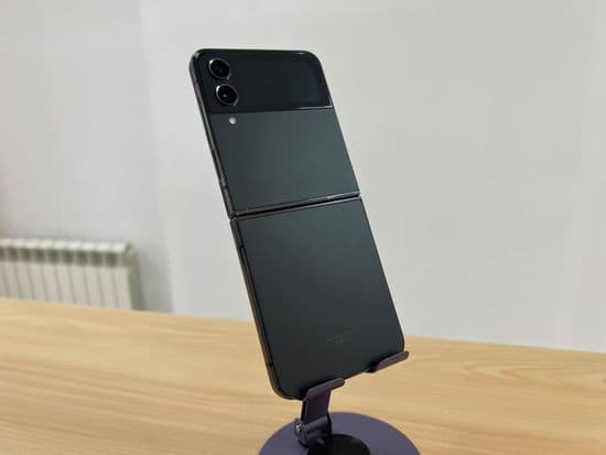 Фото 2: Samsung Galaxy Z Flip4 8/128GB по адресу г.Н.Тагил, ул.Металлургов,58а