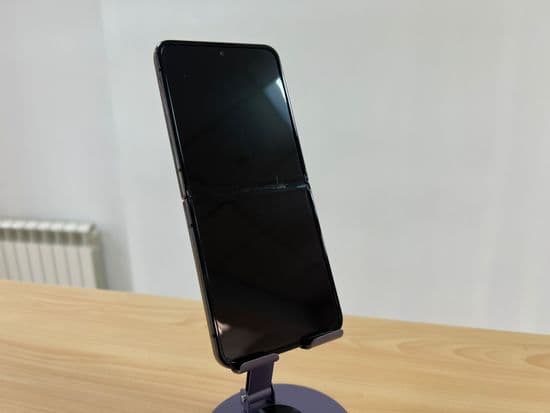 Фото 6: Samsung Galaxy Z Flip4 8/128GB по адресу г.Н.Тагил, ул.Металлургов,58а