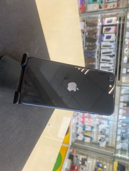 Фото 2: Apple iPhone SE (2020) 64GB по адресу г. Серов, ул. Ленина, 128