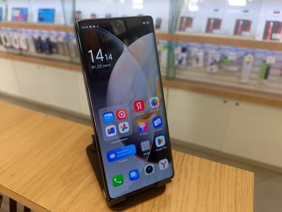 Фото 3: Tecno Camon 30S Pro 8/256Gb (серый) по адресу г. Карпинск, ул. Мира, 54